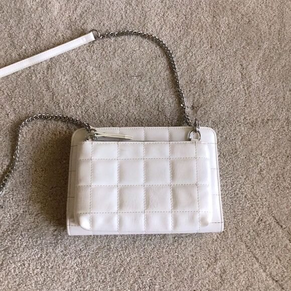 Crossi Double White Quilted Chain Shoulder Bag - Picture 3 of 16